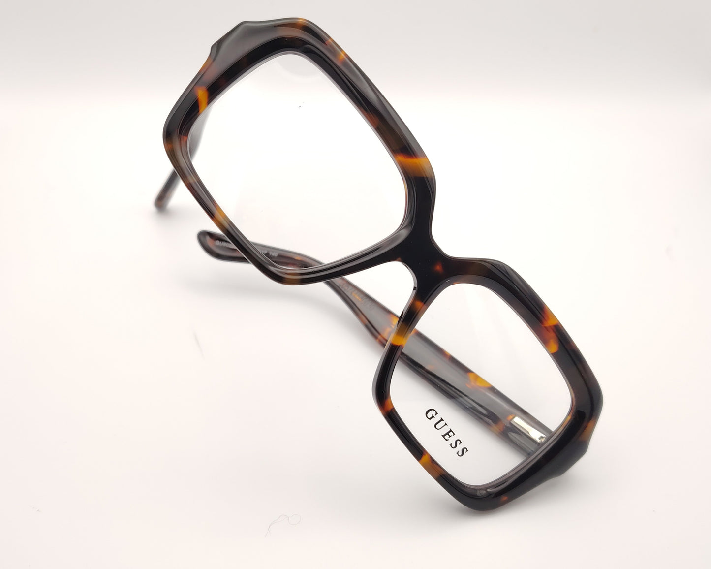 gafas guess cuadradas con montura de pasta carey y detalle metálico en la varilla
