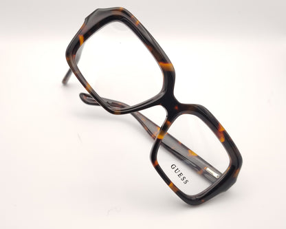 gafas guess cuadradas con montura de pasta carey y detalle metálico en la varilla