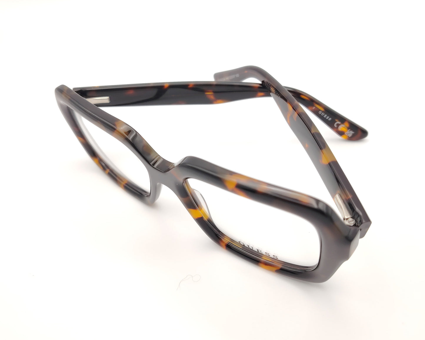 gafas guess cuadradas con montura de pasta carey y detalle metálico en la varilla