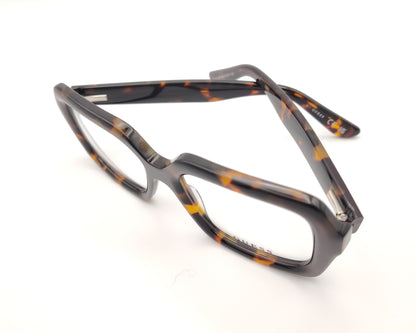 gafas guess cuadradas con montura de pasta carey y detalle metálico en la varilla