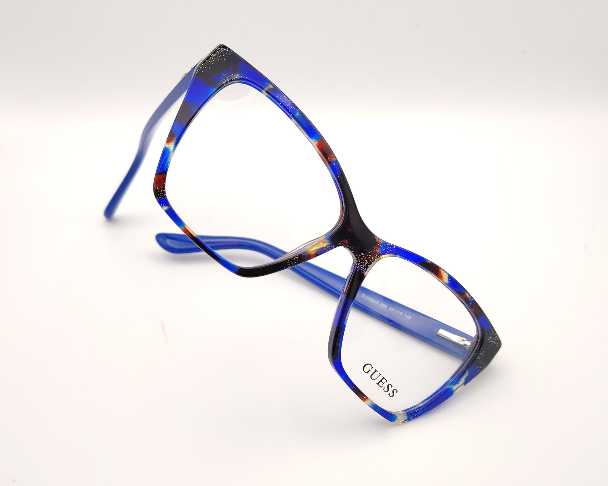 gafas guess cat-eye multicolor con montura brillante en tonos azules y detalles en carey y dorado