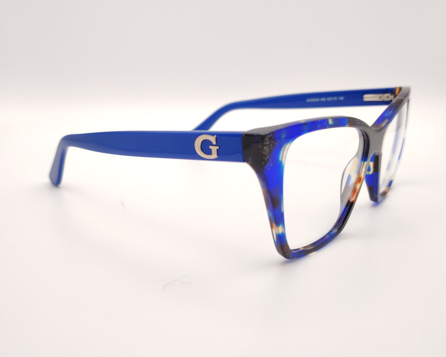 gafas guess cat-eye multicolor con montura brillante en tonos azules y detalles en carey y dorado