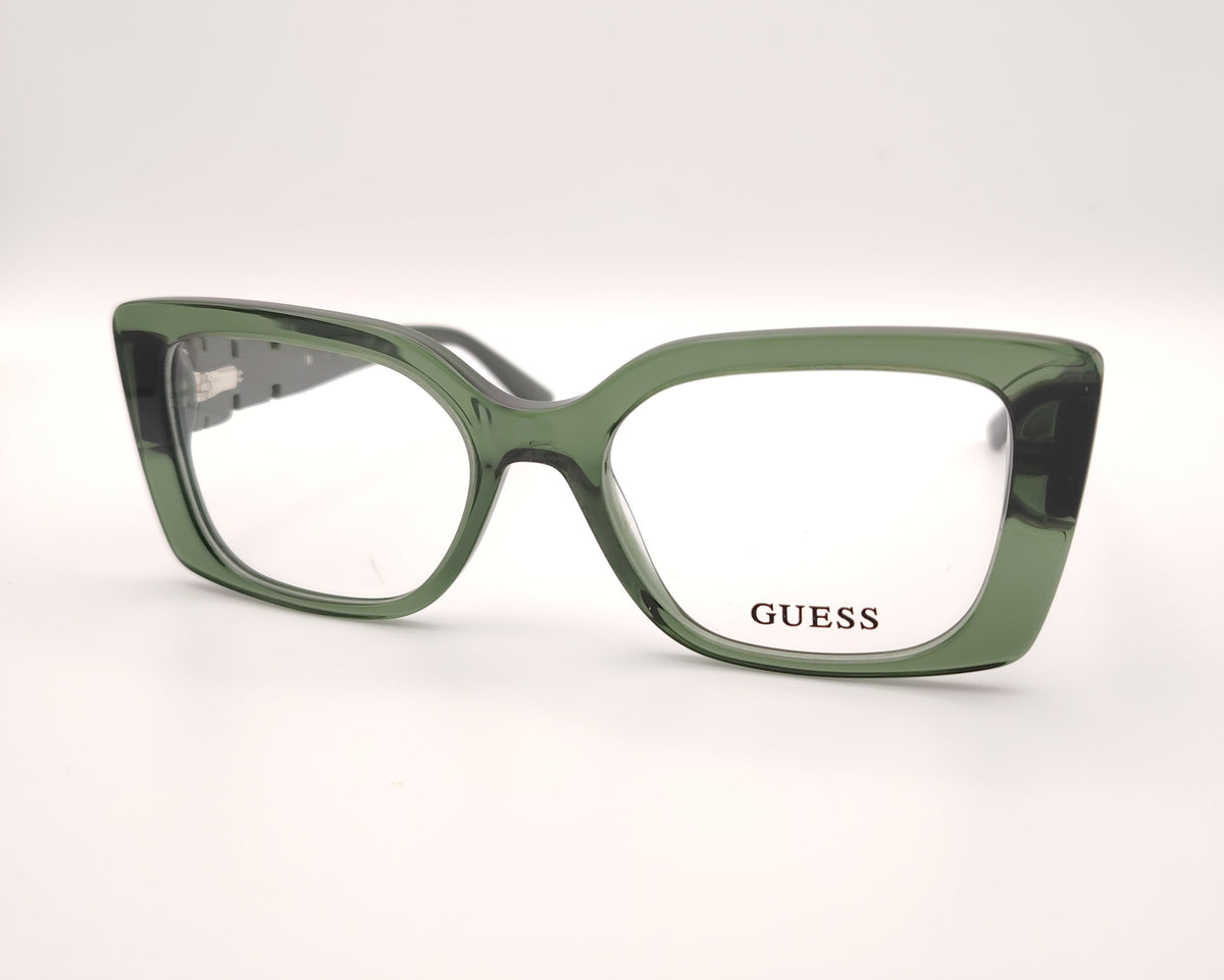 gafas guess verdes con montura rectangular y patillas decoradas con cadena geométrica y logo