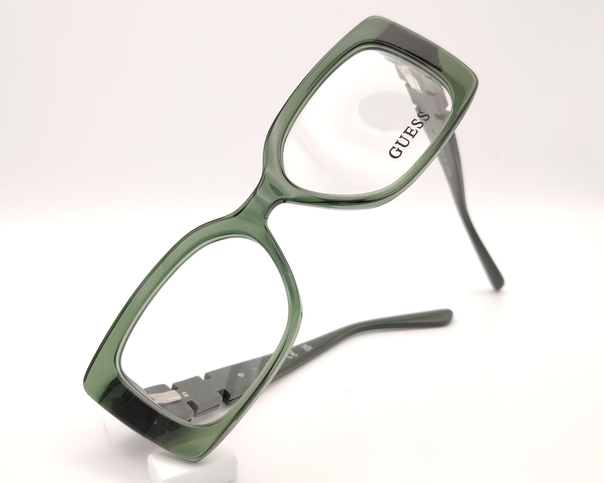 gafas guess verdes con montura rectangular y patillas decoradas con cadena geométrica y logo