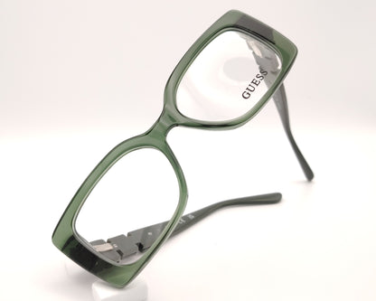 gafas guess verdes con montura rectangular y patillas decoradas con cadena geométrica y logo