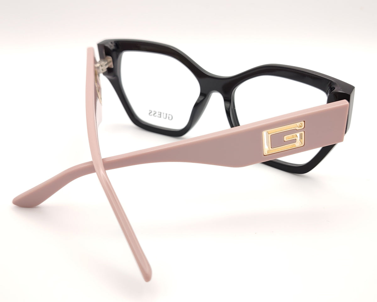 gafas guess negras con patillas rosa empolvado y logo dorado en relieve