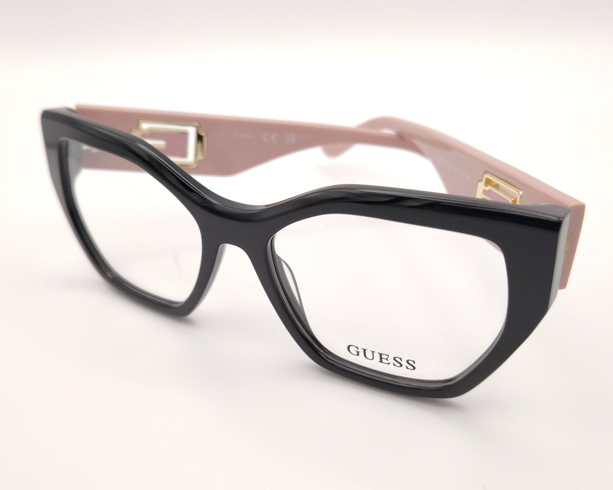gafas guess negras con patillas rosa empolvado y logo dorado en relieve