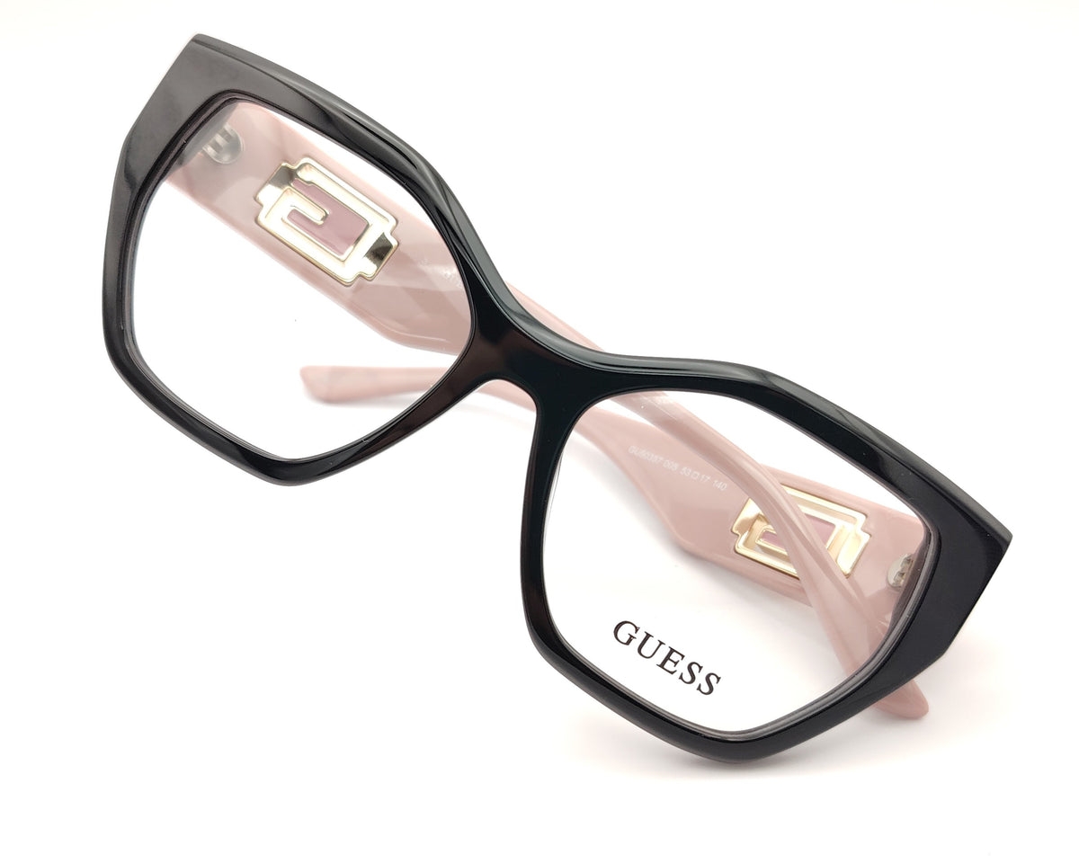 gafas guess negras con patillas rosa empolvado y logo dorado en relieve