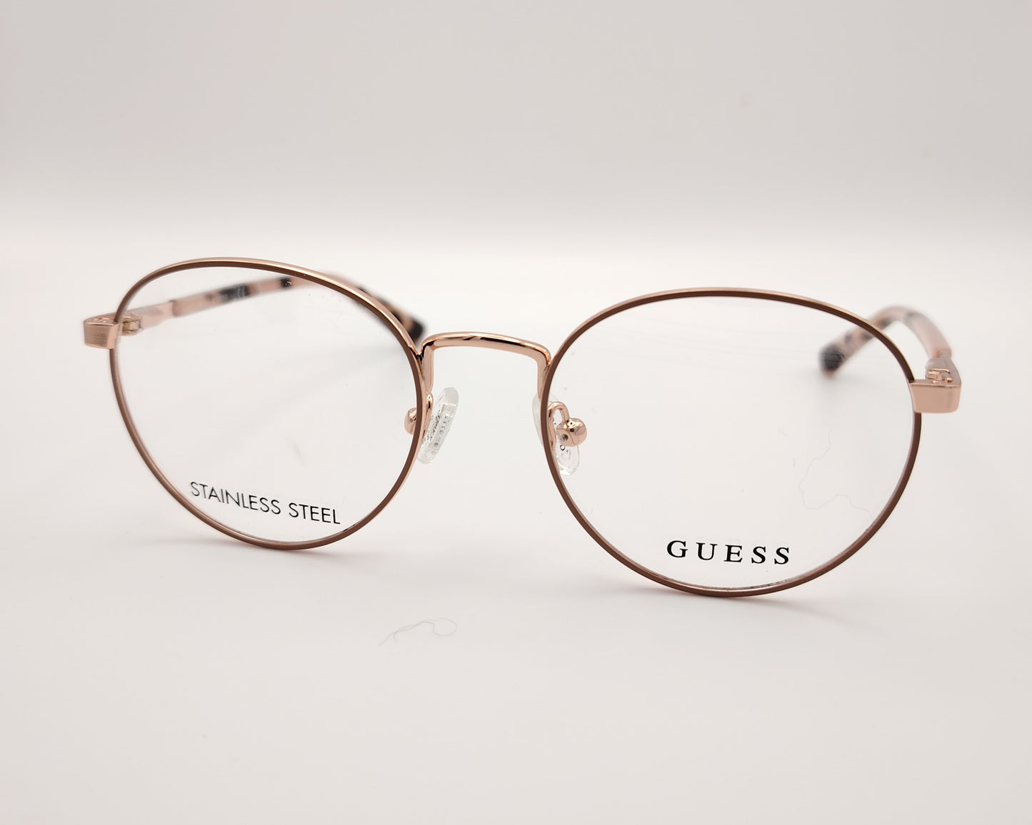 gafas de vista guess con montura redonda de metal en color oro rosa y terminales de carey