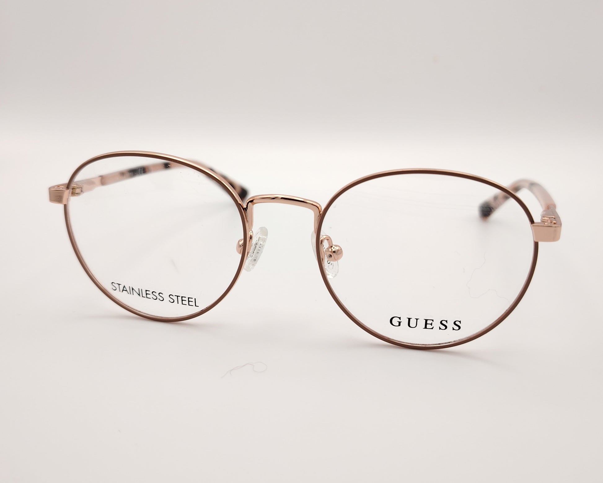 gafas de vista guess con montura redonda de metal en color oro rosa y terminales de carey
