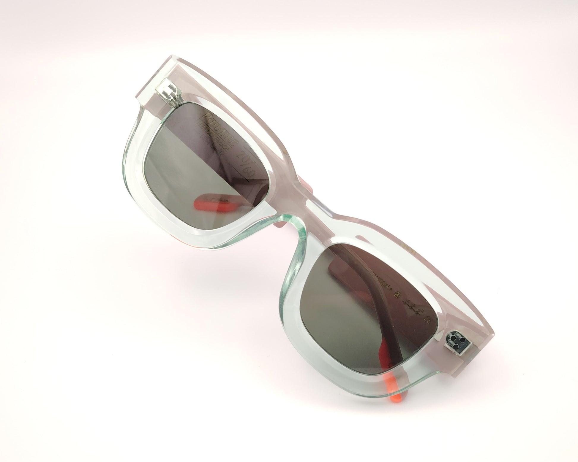 gafas de sol paname brendon c3 verde agua con varillas rosa pastel y lentes oscuras