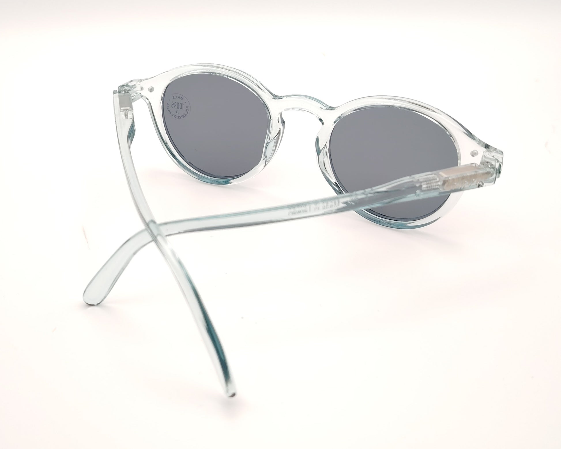 gafas de sol polarizadas para niños en color azul claro traslúcido con lentes oscuras