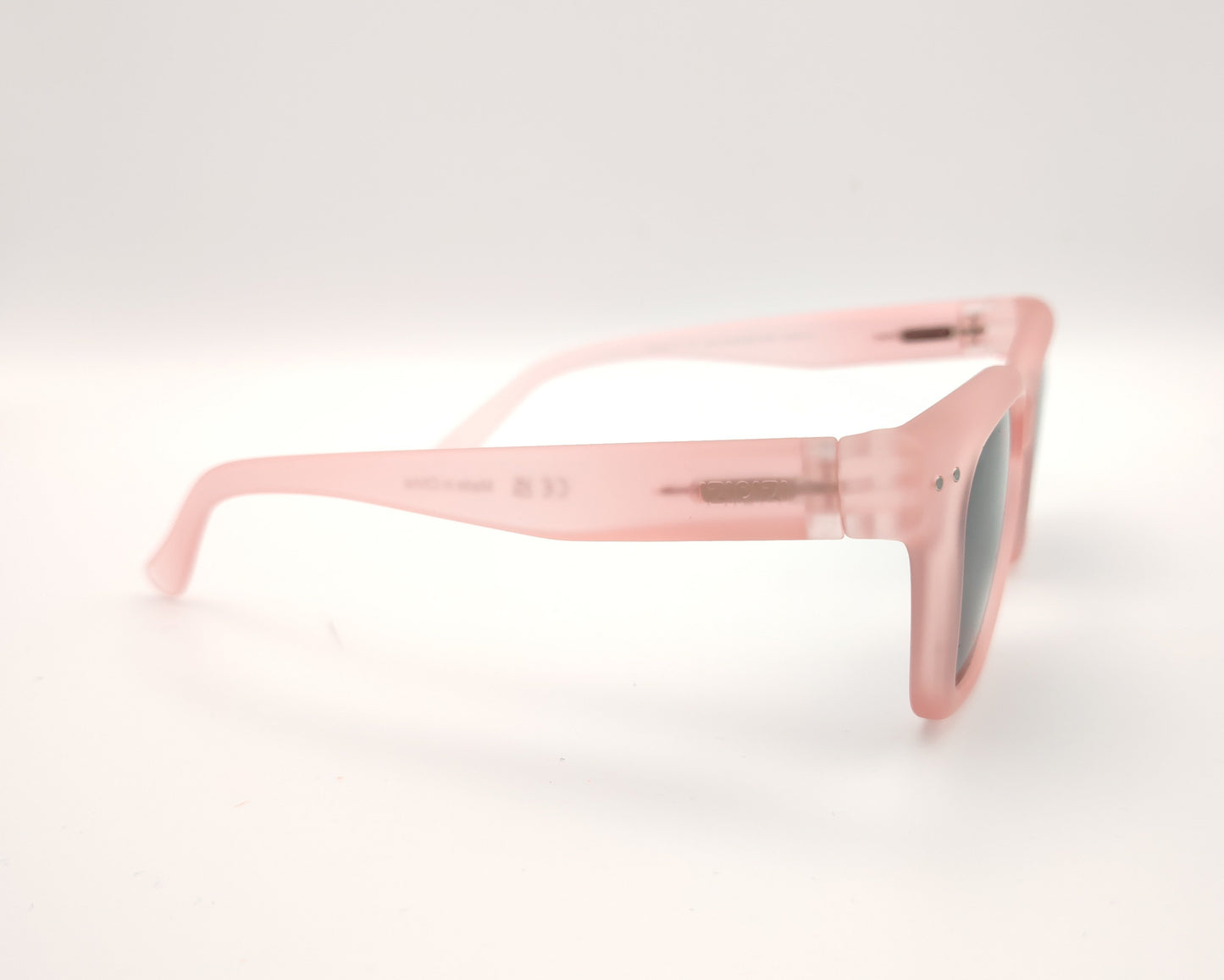 gafas de sol infantiles izipizi polarizadas en color rosa claro con lentes oscuras