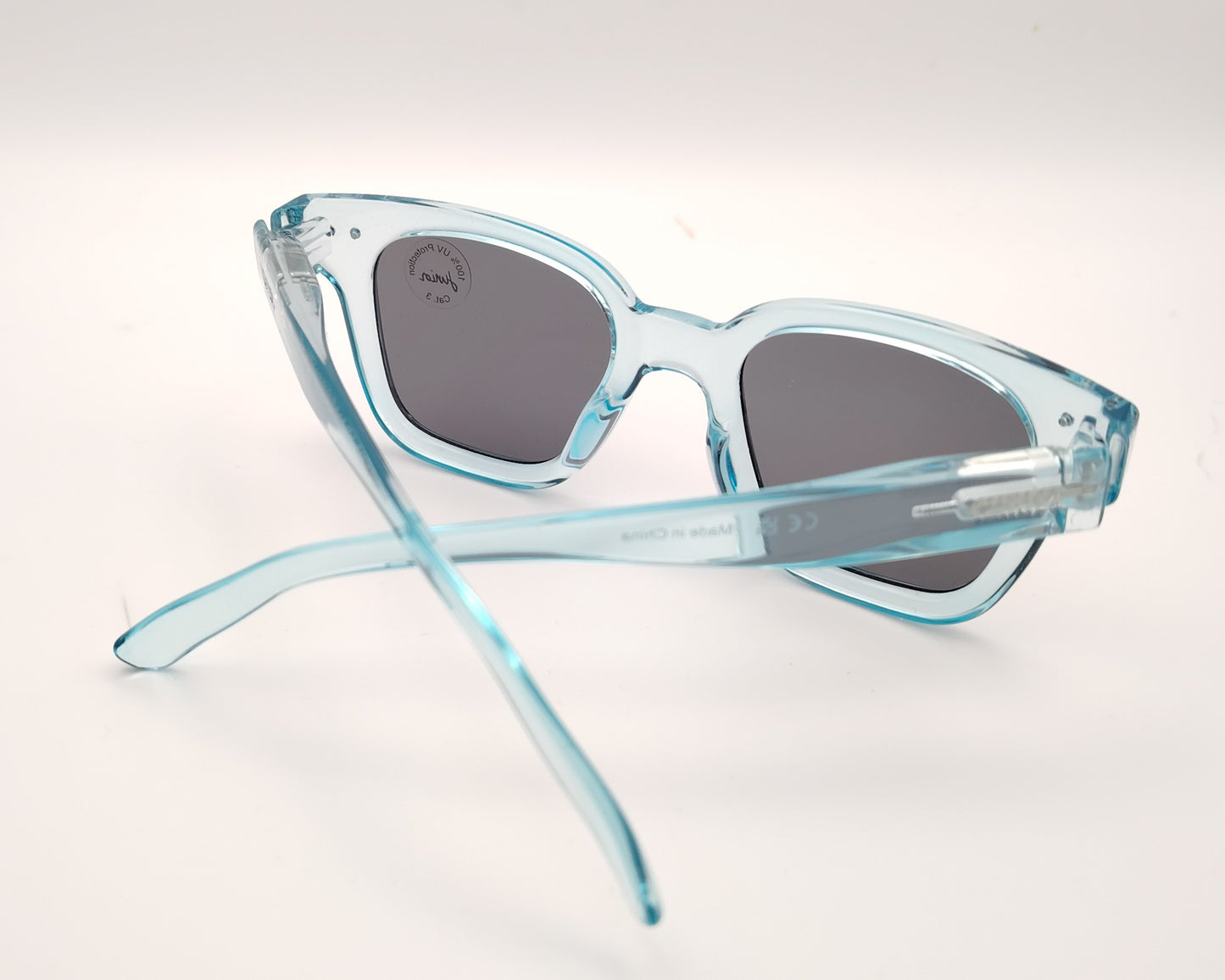 gafas de sol infantiles izipizi polarizadas en color turquesa con lentes oscuras