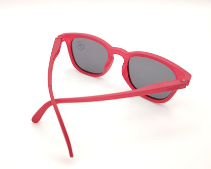 gafas de sol infantiles izipizi polarizadas en color rojo con lentes oscuras