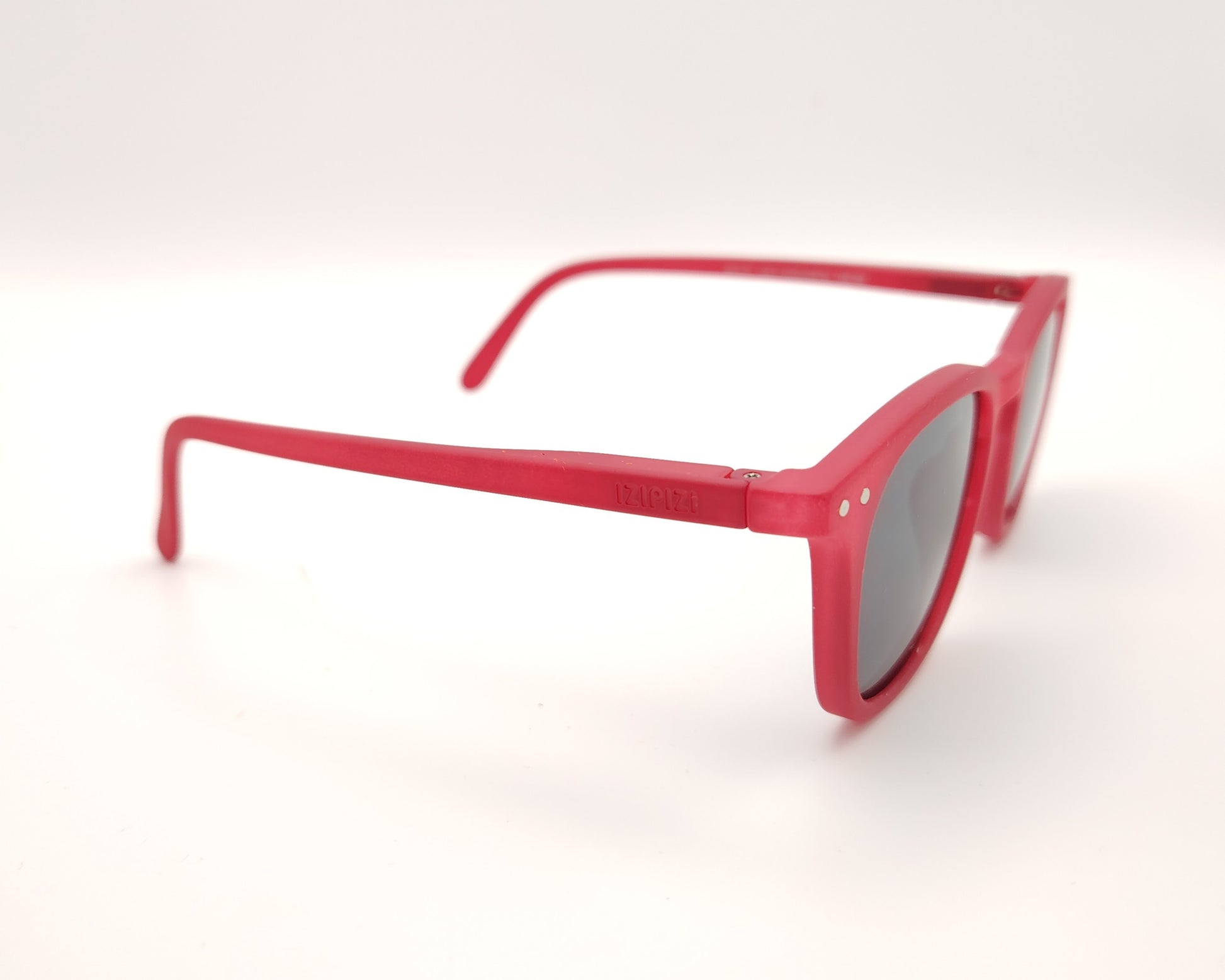 gafas de sol infantiles izipizi polarizadas en color rojo con lentes oscuras