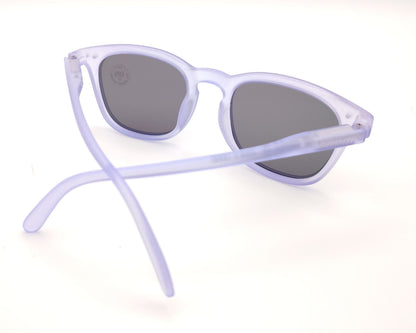 gafas de sol infantiles izipizi polarizadas en color lila con lentes oscuras