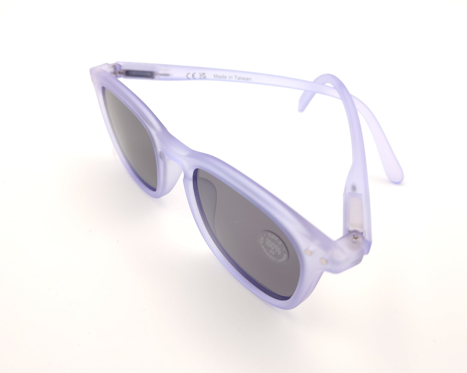 gafas de sol infantiles izipizi polarizadas en color lila con lentes oscuras