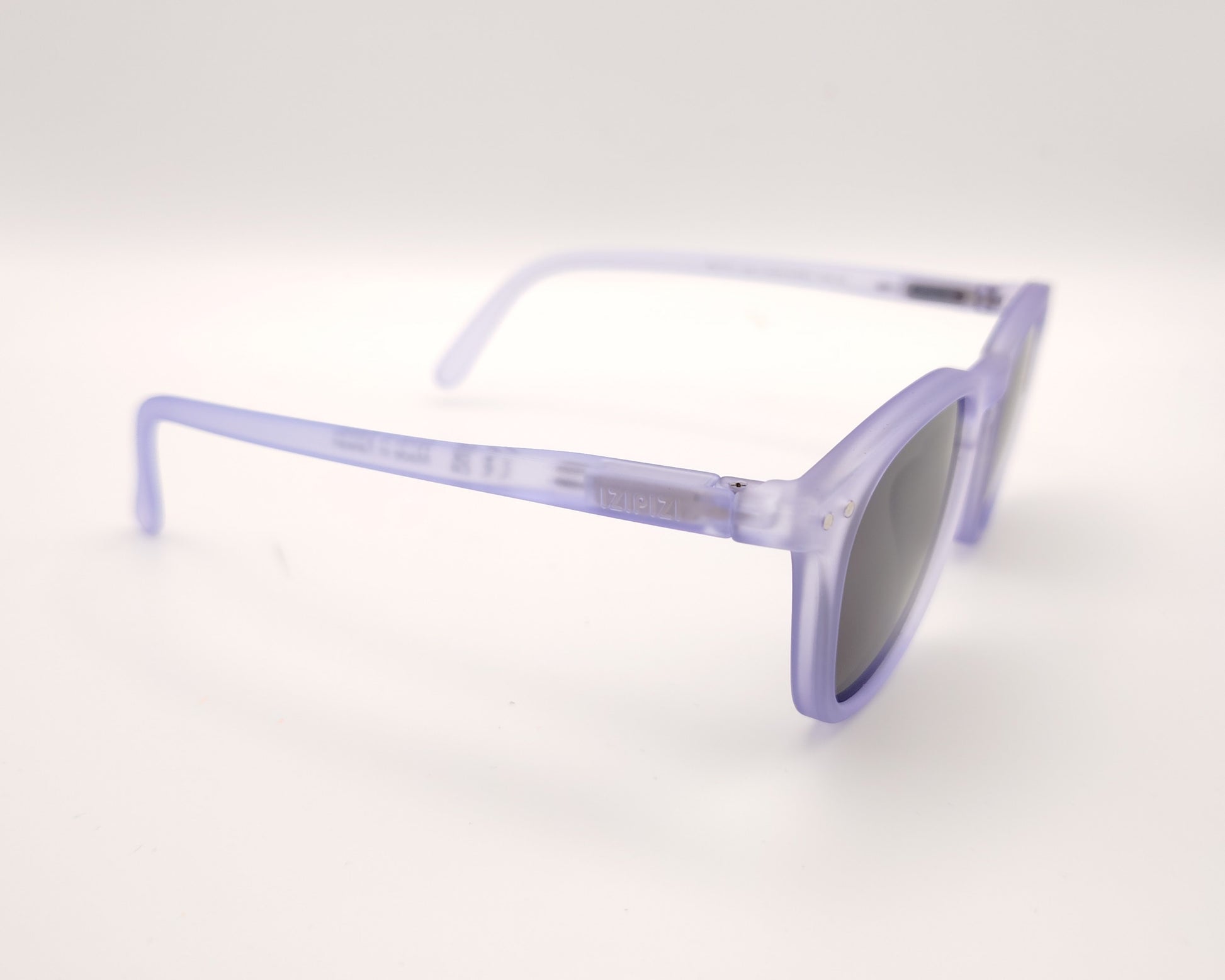 gafas de sol infantiles izipizi polarizadas en color lila con lentes oscuras