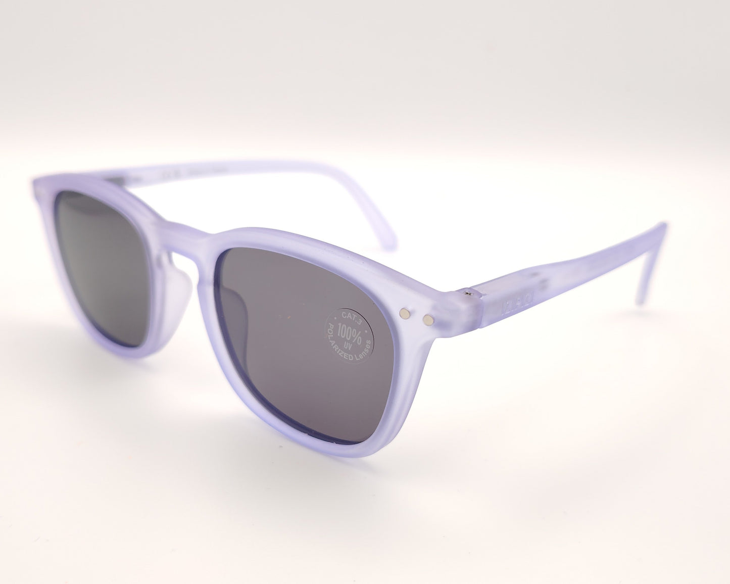 gafas de sol infantiles izipizi polarizadas en color lila con lentes oscuras