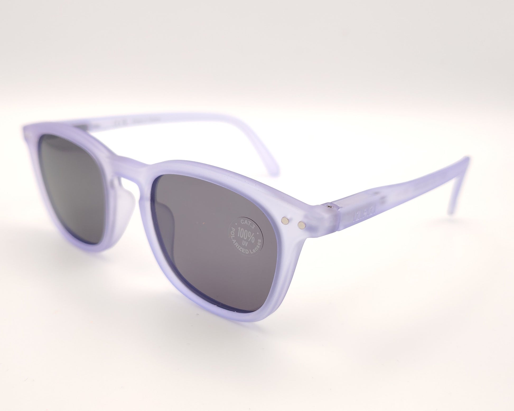 gafas de sol infantiles izipizi polarizadas en color lila con lentes oscuras