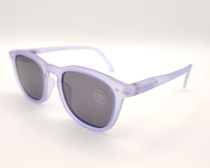 gafas de sol infantiles izipizi polarizadas en color lila con lentes oscuras