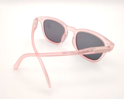 gafas de sol infantiles izipizi polarizadas en color rosa con lentes oscuras