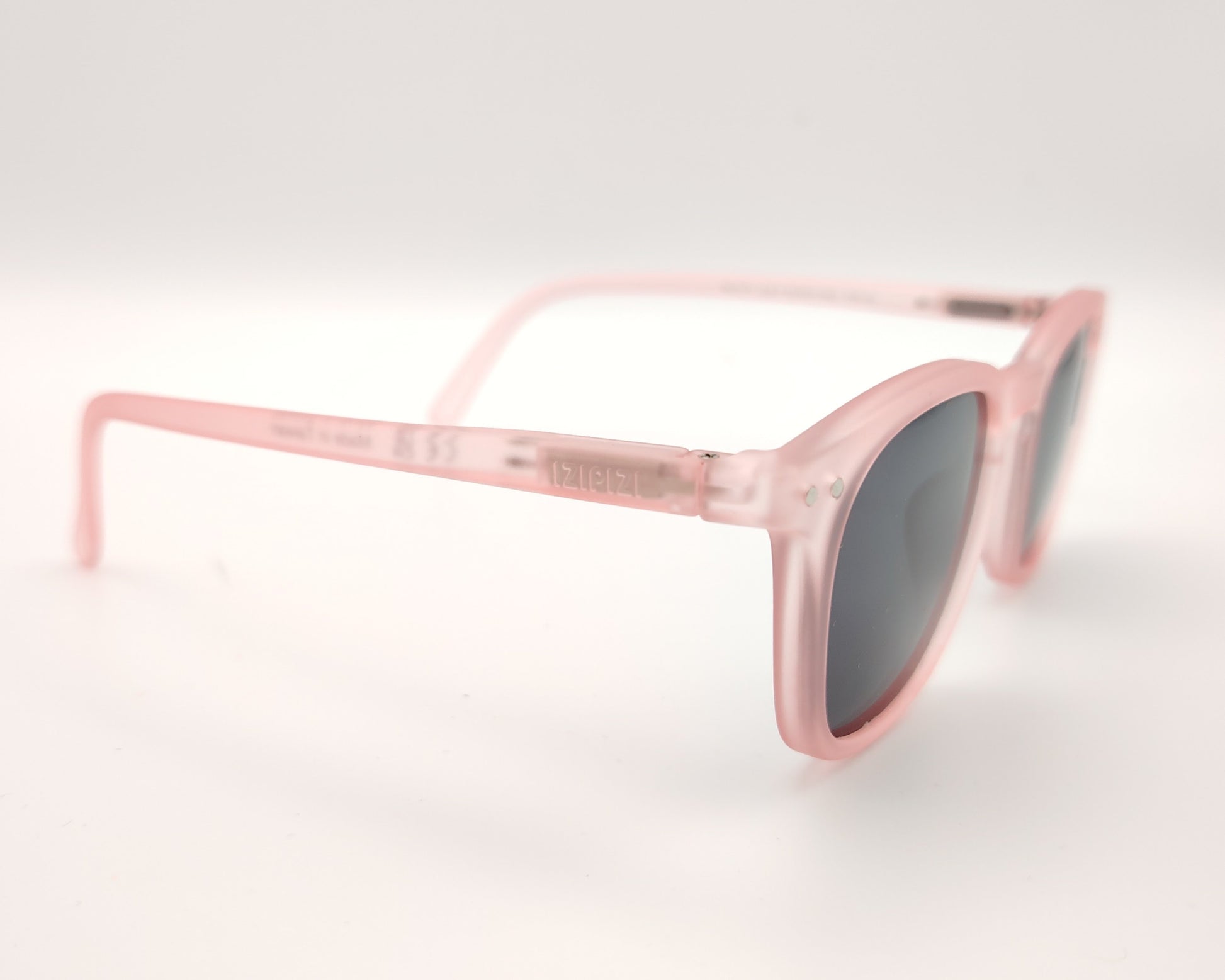 gafas de sol infantiles izipizi polarizadas en color rosa con lentes oscuras