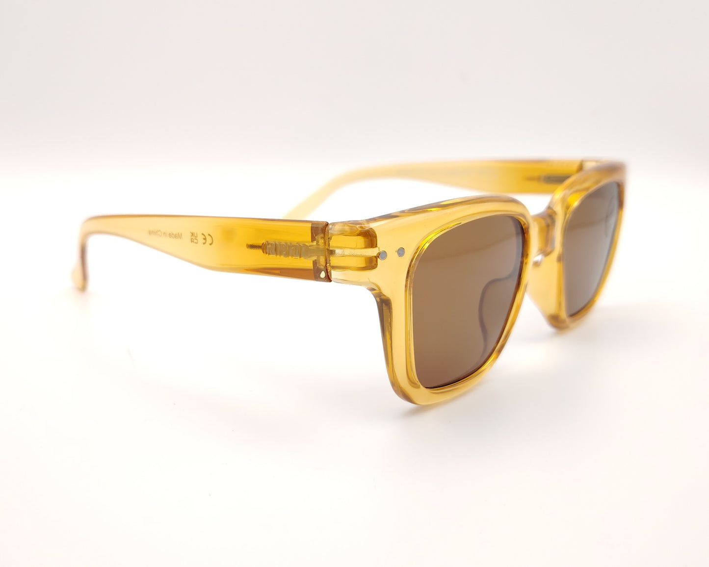 gafas de sol izipizi para niños y adolescentes en color amarillo con lentes marrones