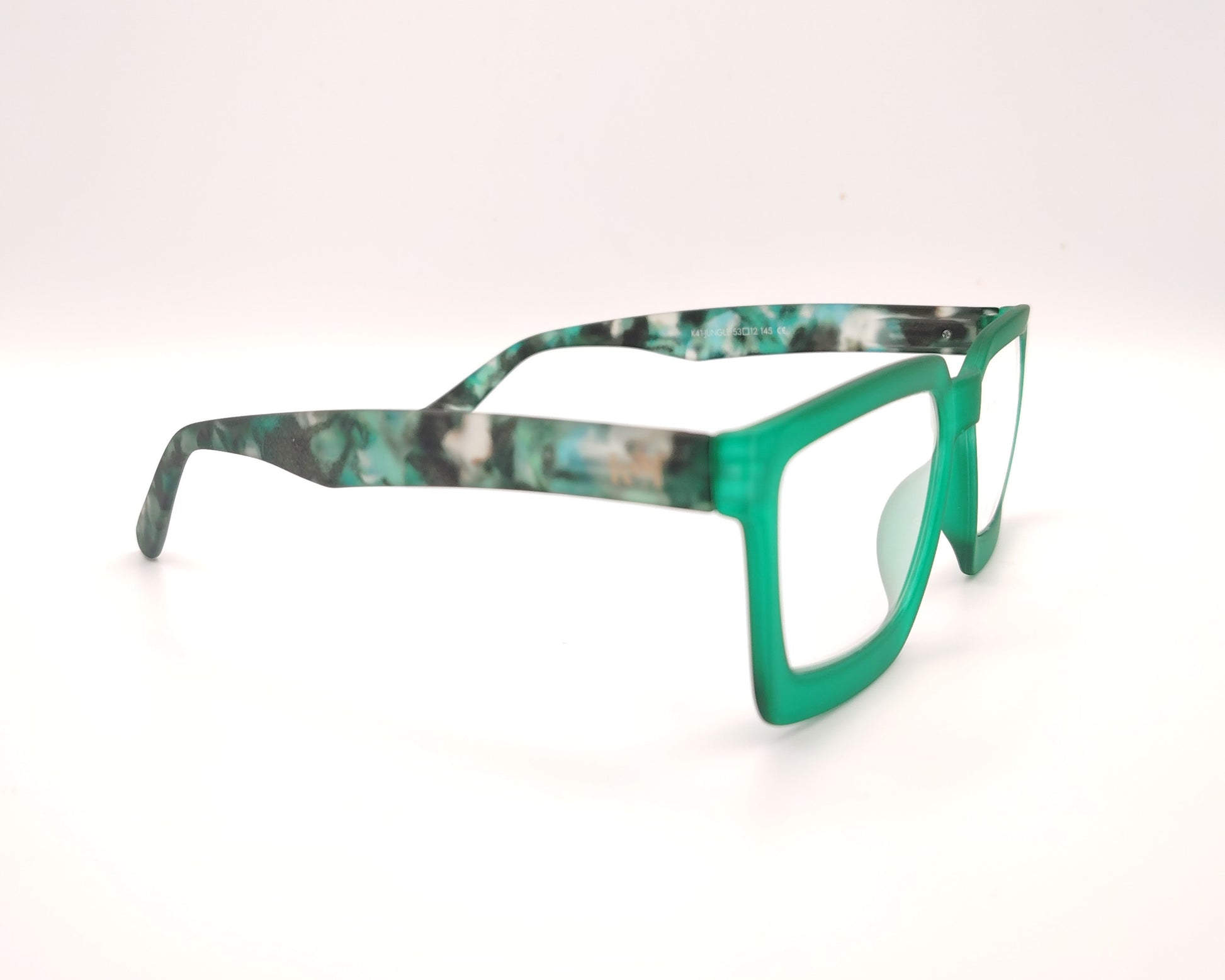 gafas de lectura rectangulares con frontal verde translúcido y patillas con estampado mármol en tonos verdes