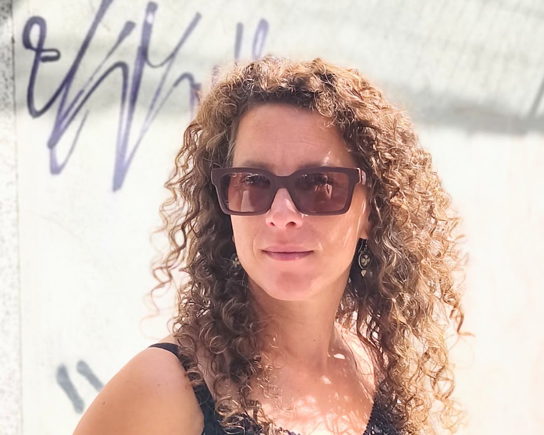 gafas rectangulares burdeos con detalles mostaza y lentes fotocromáticas 