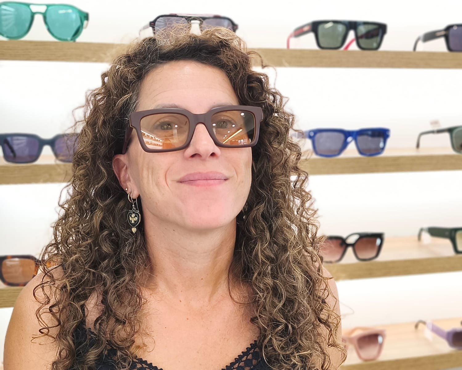 gafas rectangulares burdeos con detalles mostaza y lentes fotocromáticas 