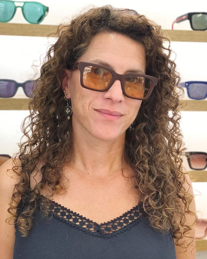 gafas rectangulares burdeos con detalles mostaza y lentes fotocromáticas