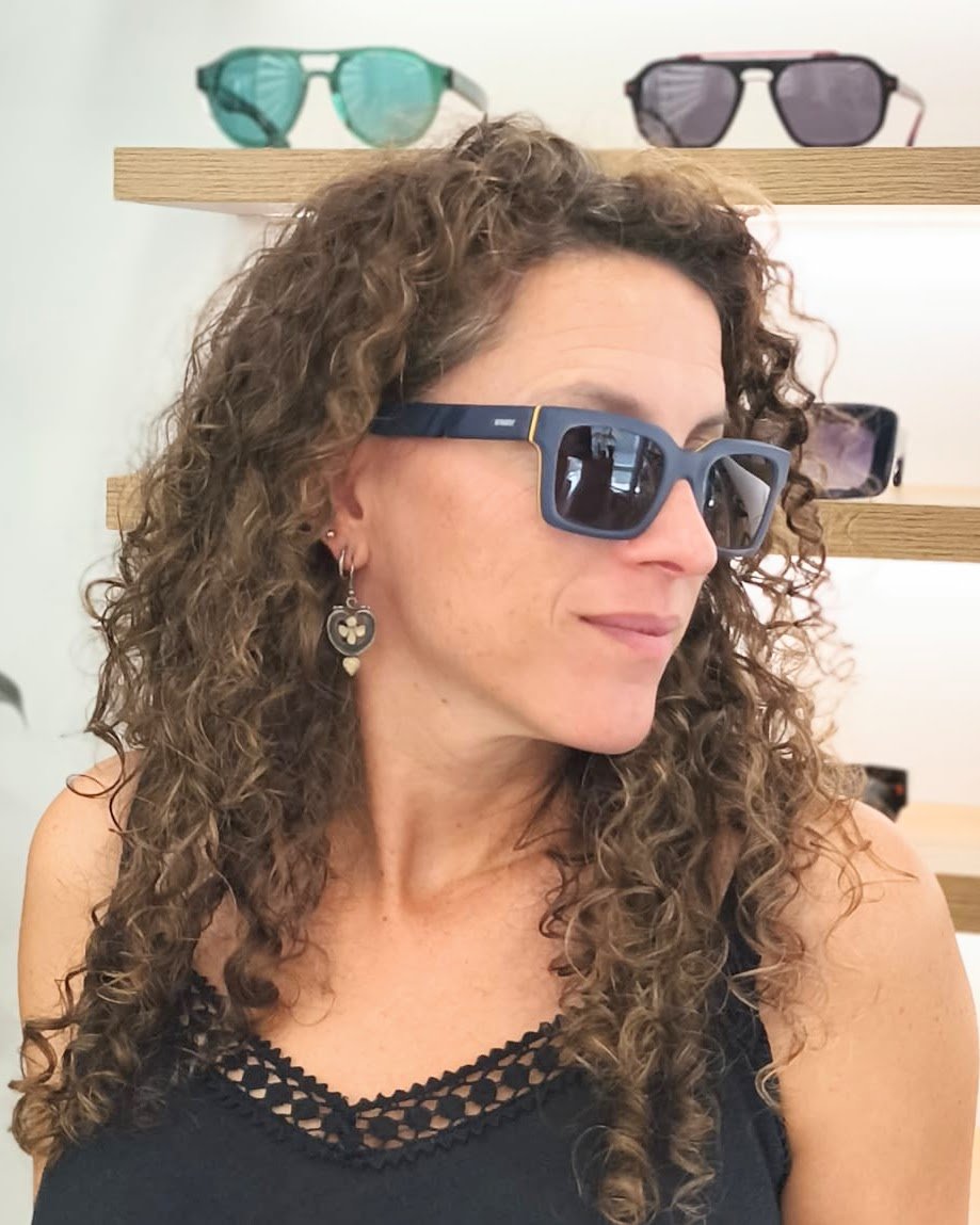 gafas de sol rectangulares con montura azul mate