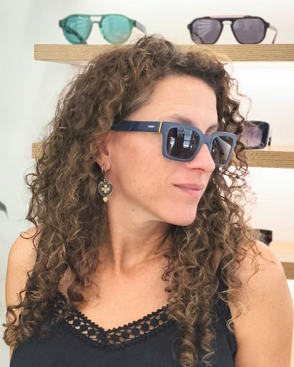 gafas de sol rectangulares con montura azul mate