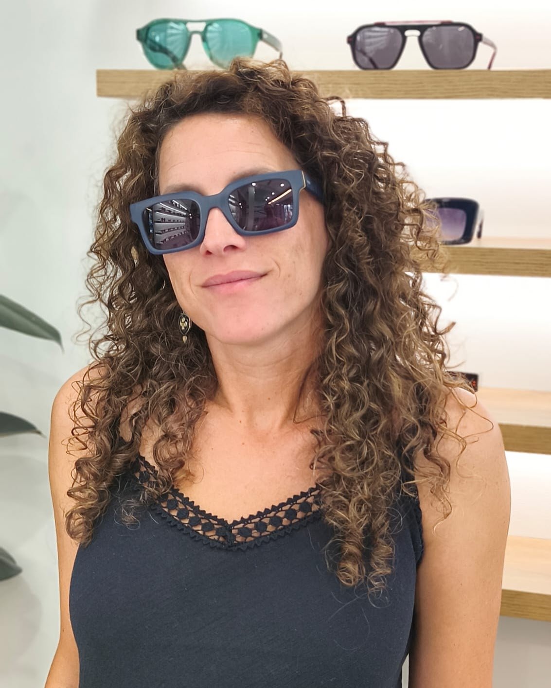 gafas de sol rectangulares con montura azul mate