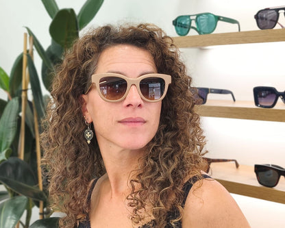 gafas de sol con montura beige mate y lentes degradadas marrones