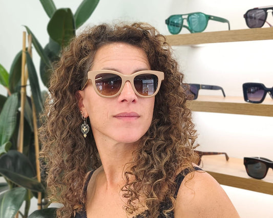 gafas de sol con montura beige mate y lentes degradadas marrones