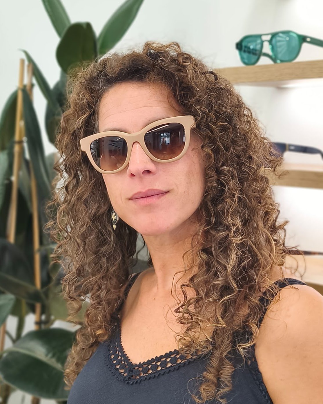 gafas de sol con montura beige mate y lentes degradadas marrones