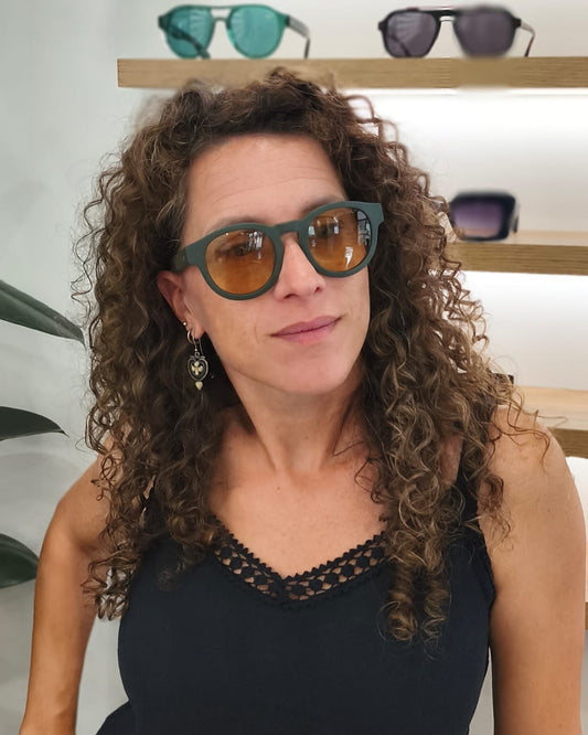 gafas de sol redondeadas con montura verde mate y lentes fotocromáticas