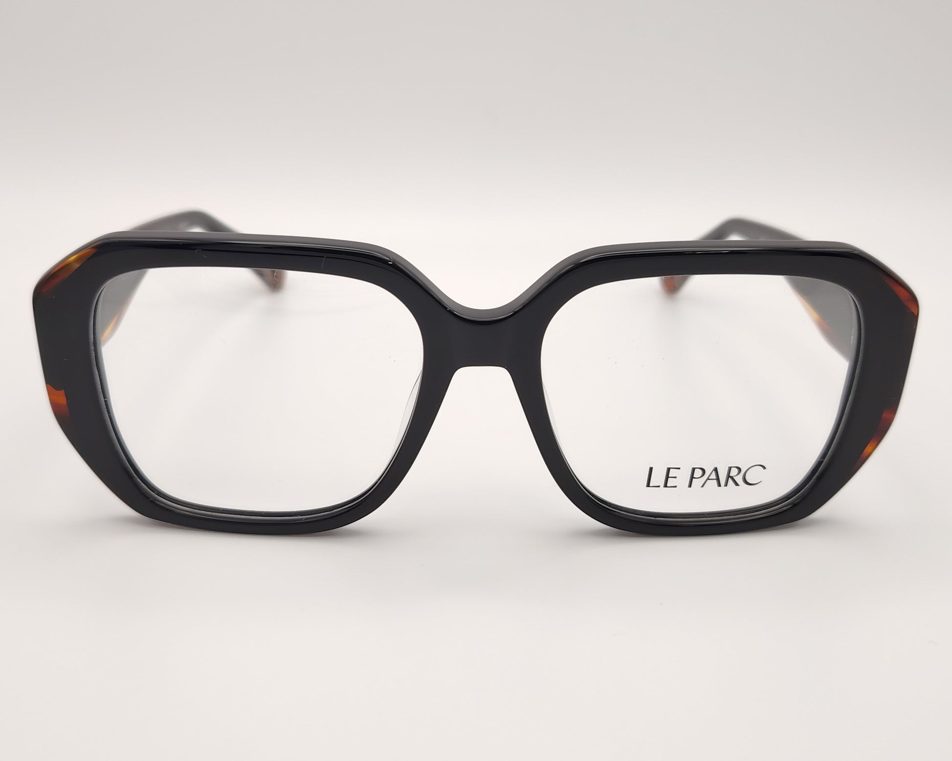 gafas le parc aino 01, montura de acetato en color negro con detalles habana en las varillas, diseño rectangular con líneas suaves, estilo elegante y sofisticado