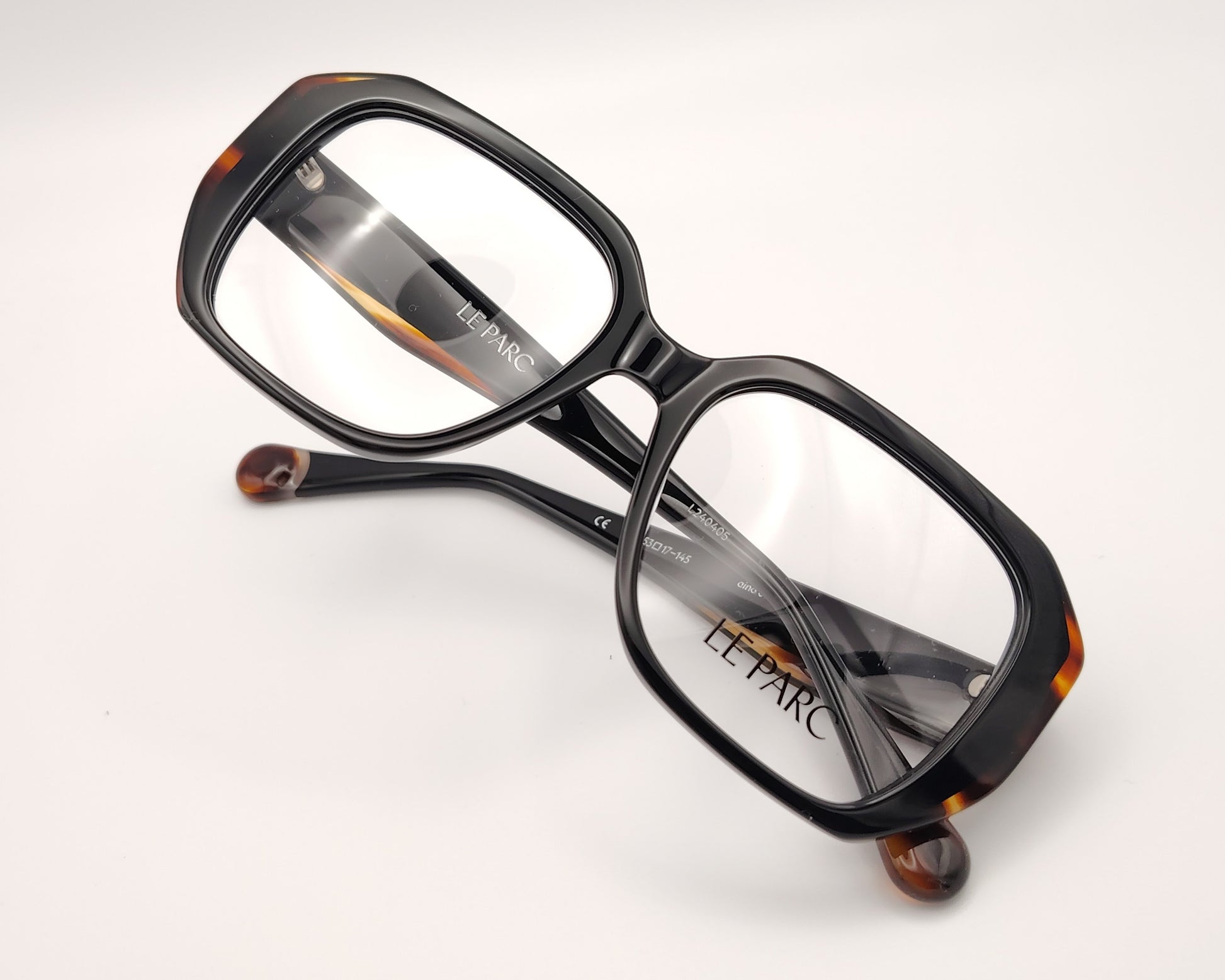 gafas le parc aino 01, montura de acetato en color negro con detalles habana en las varillas, diseño rectangular con líneas suaves, estilo elegante y sofisticado