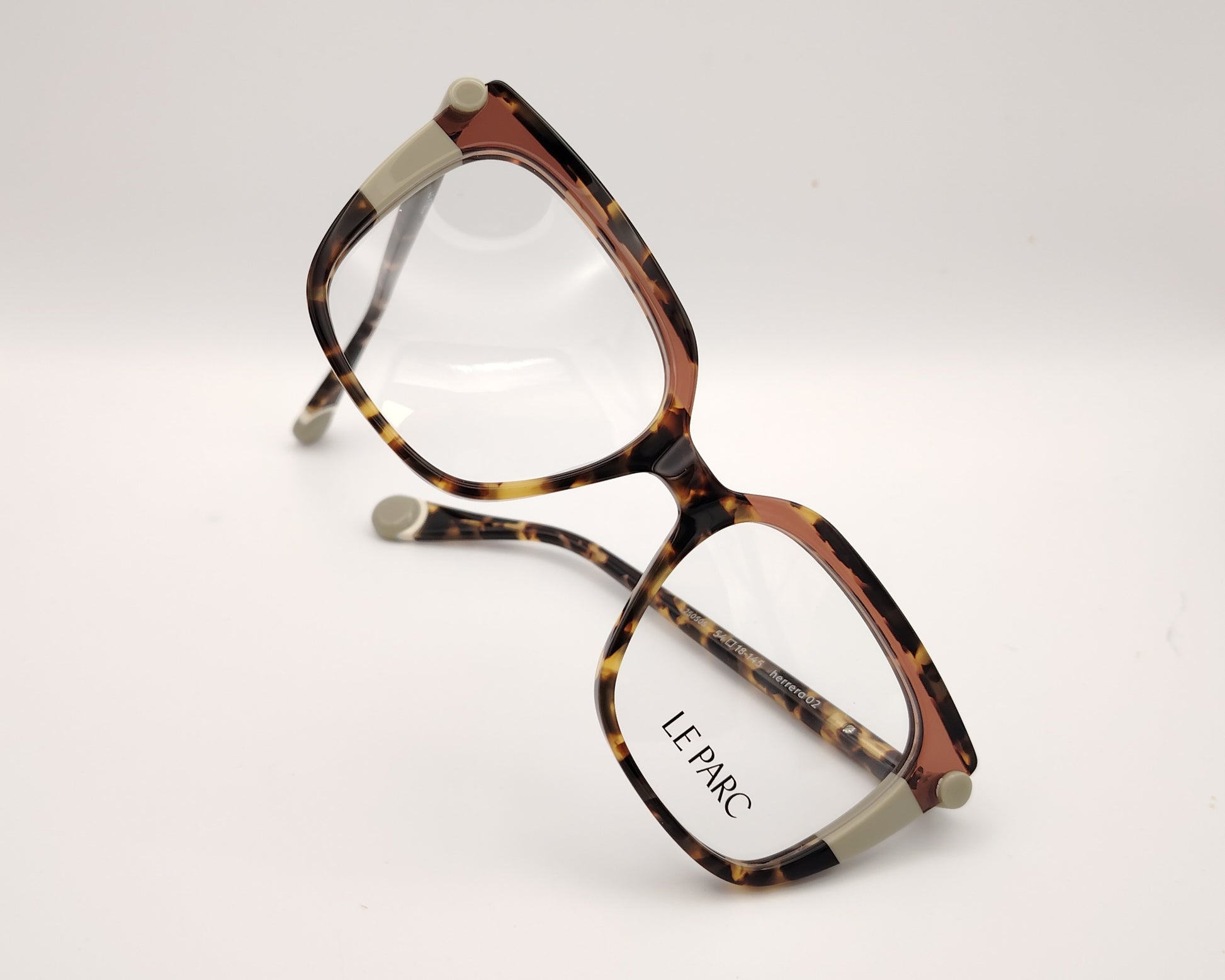 gafas de vista le parc con montura carey cuadrada y detalles en color beige claro