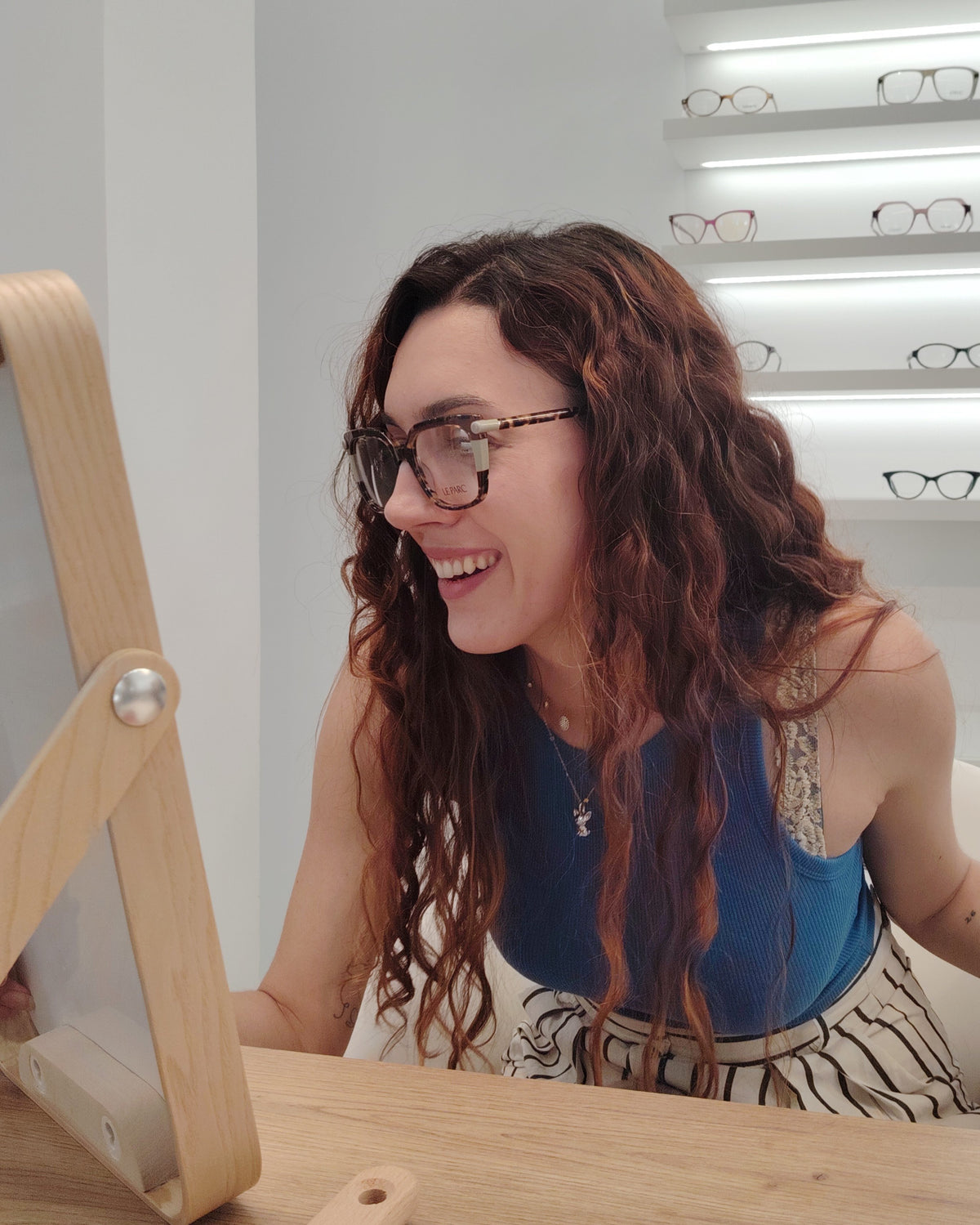 gafas graduadas cuadradas en carey con detalles en beige y rosa translúcido en la parte superior