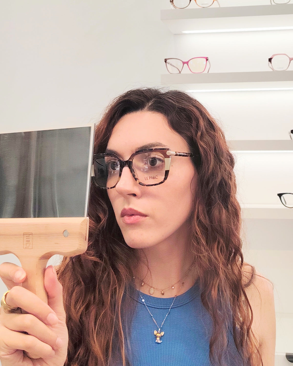 gafas graduadas cuadradas en carey con detalles en beige y rosa translúcido en la parte superior