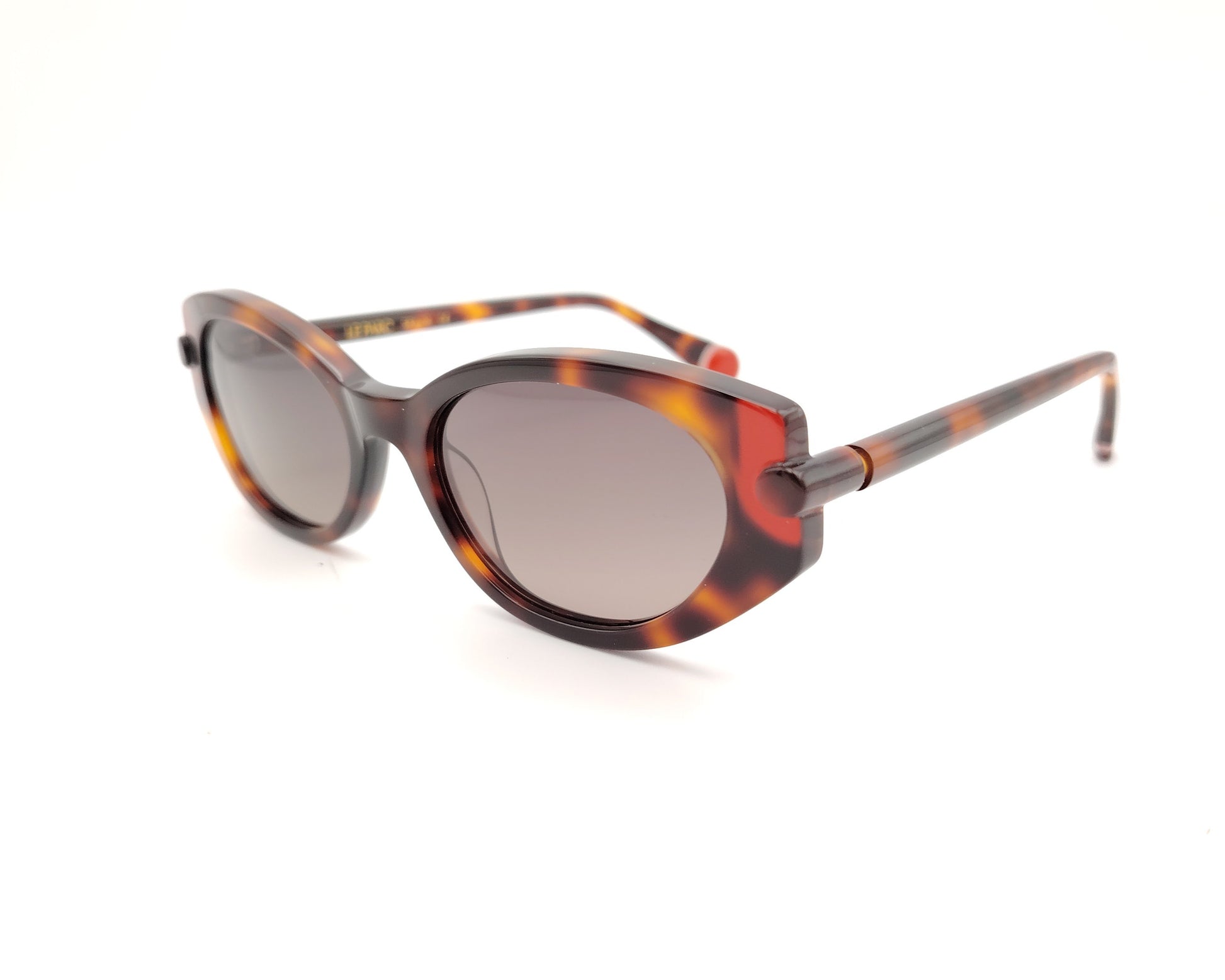 gafas de sol le parc klein 02 carey en tonos marrón, ámbar y rojo con forma ovalada retro