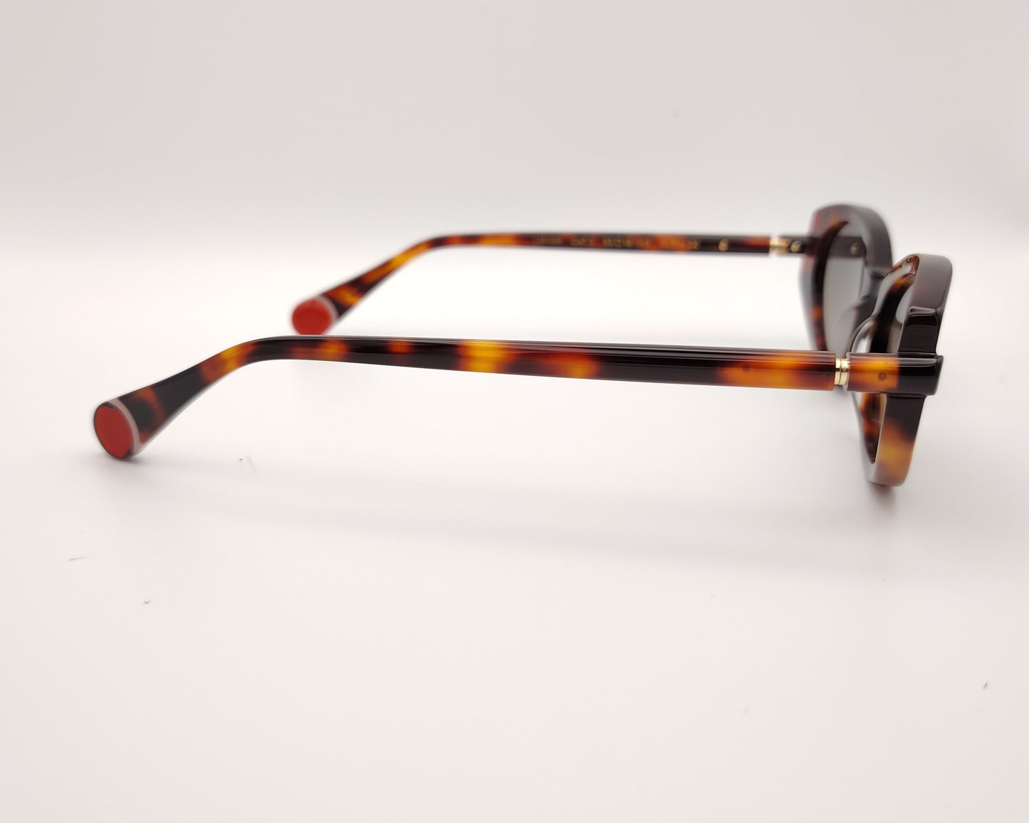 gafas de sol le parc klein 02 carey en tonos marrón, ámbar y rojo con forma ovalada retro
