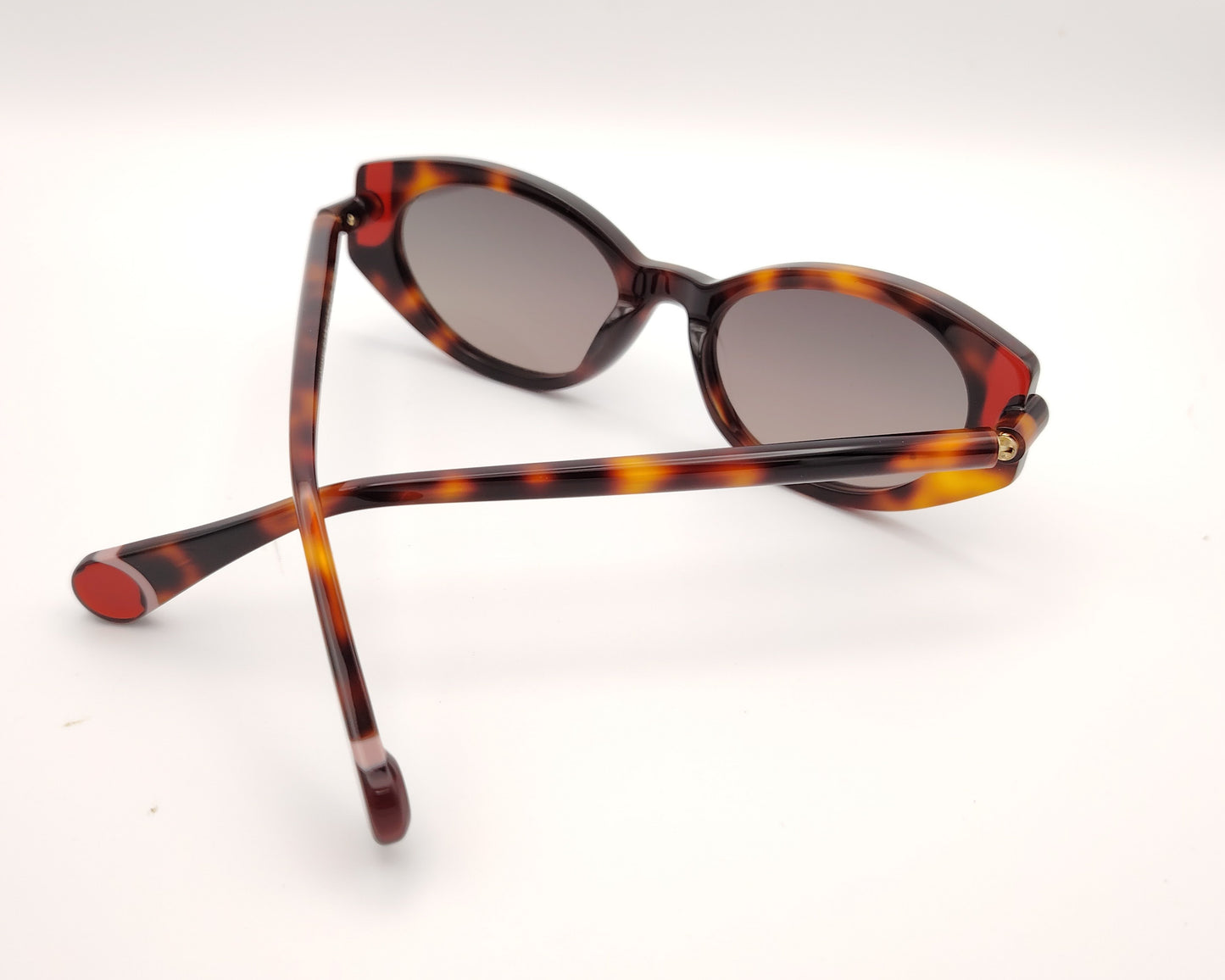 gafas de sol le parc klein 02 carey en tonos marrón, ámbar y rojo con forma ovalada retro