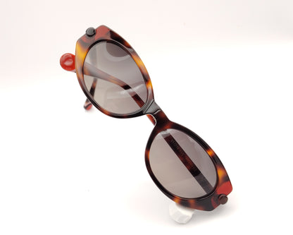 gafas de sol le parc klein 02 carey en tonos marrón, ámbar y rojo con forma ovalada retro