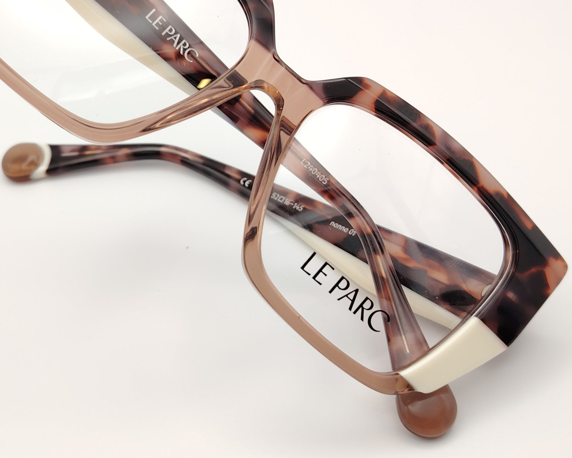 gafas le parc nanna 01, montura geométrica de acetato en tonos habana y beige, diseño vanguardista y sofisticado, estilo llamativo con personalidad